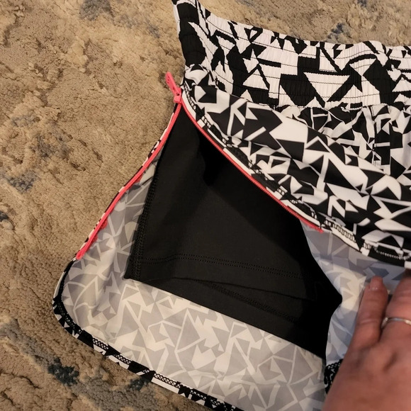 Lorna Jane running shorts. Pink side zippers. Built in shorts. Size XS. - Picture 2 of 11